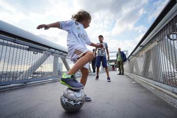 利物浦VS切尔西伤病潮来袭！红军锋线崩塌，蓝军核心停赛，谁能扛起大旗？（配图示意）